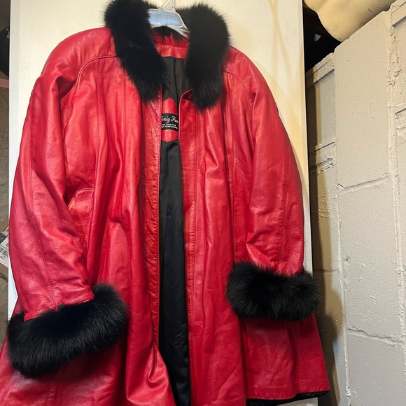 Henig furs long red leather jacket w/ fur trimmings - Picture 4 of 11